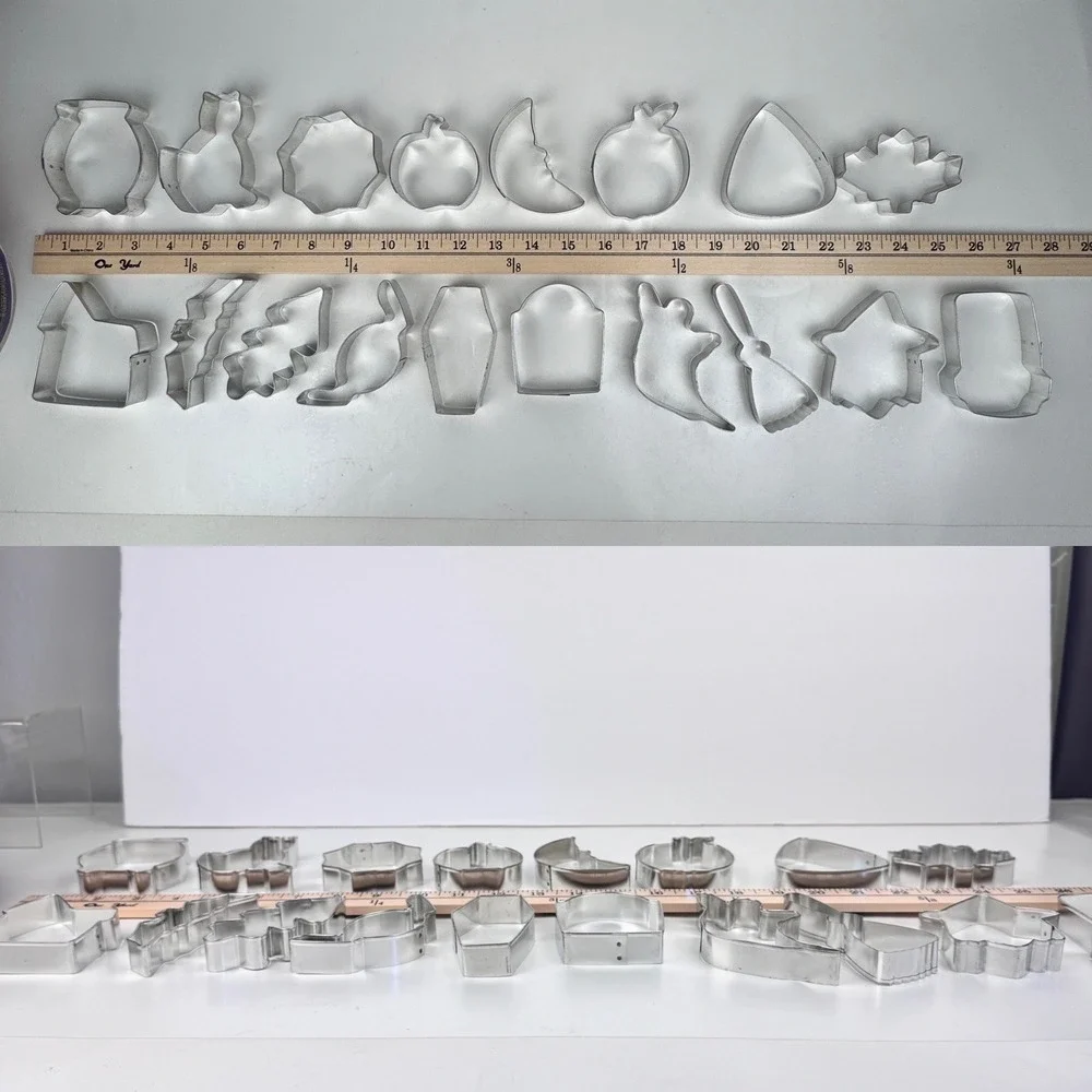 2012 Wilton Halloween Spooky Cookie Cutter Set 18 Shapes Metal Plastic Container